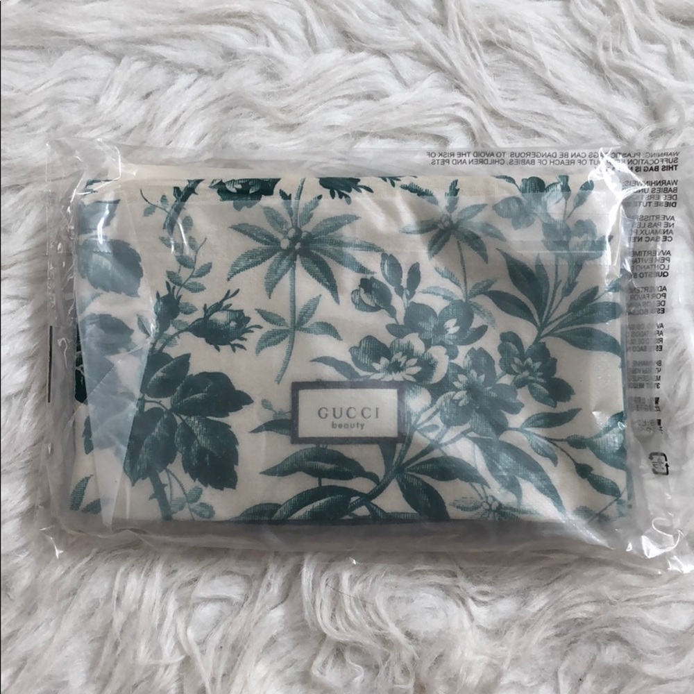 NEW Gucci Beauty Flap Pouch